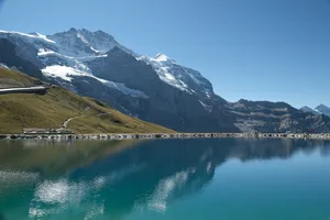 Comparing image formats. JPEG vs WebP vs AVIF.