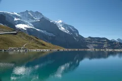 Comparing image formats. JPEG vs WebP vs AVIF.